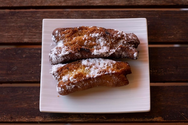 Photo biscuit dessert with powdered icing sugar