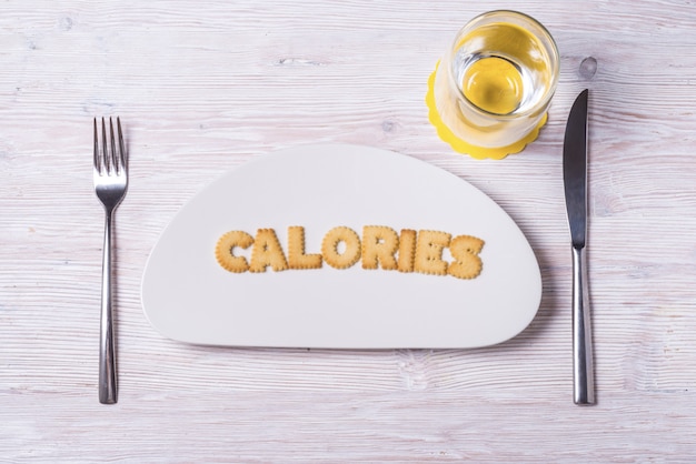 Печенье буквы на фарфоровой тарелке, калории