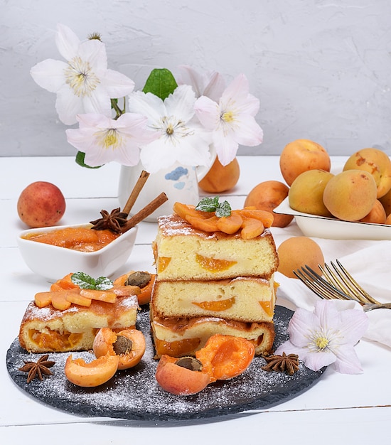 Biscuit pie with apricots and fresh fruit