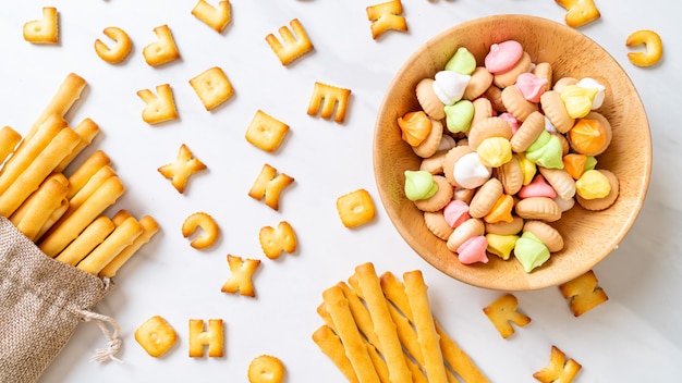 Biscuit sticks met kleurrijke suiker koekjes in een kom