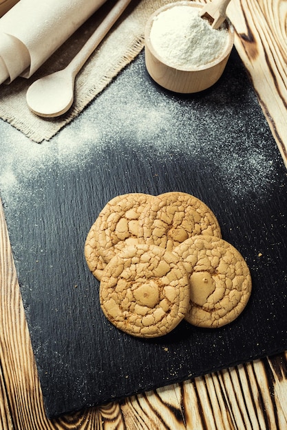 비스킷 달콤한 쿠키 배경 국내 누적 버터 비스킷 패턴 개념나무 테이블에 있는 홈메이드 쿠키참깨 땅콩과 아마란스가 있는 시리얼 비스킷
