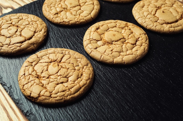 Biscuit zoete cookie achtergrond Binnenlandse gestapelde boter biscuit patroon concept close-up macroZelfgemaakte koekjes op houten tafel Granen koekjes met de sesampinda'szonnebloem en amarant