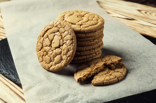 Biscuit zoete cookie achtergrond Binnenlandse gestapelde boter biscuit patroon concept close-up macroZelfgemaakte koekjes op houten tafel Granen koekjes met de sesampinda'szonnebloem en amarant