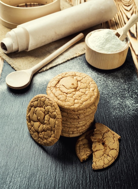 Biscuit zoete cookie achtergrond Binnenlandse gestapelde boter biscuit patroon concept close-up macroZelfgemaakte koekjes op houten tafel Granen koekjes met de sesampinda'szonnebloem en amarant