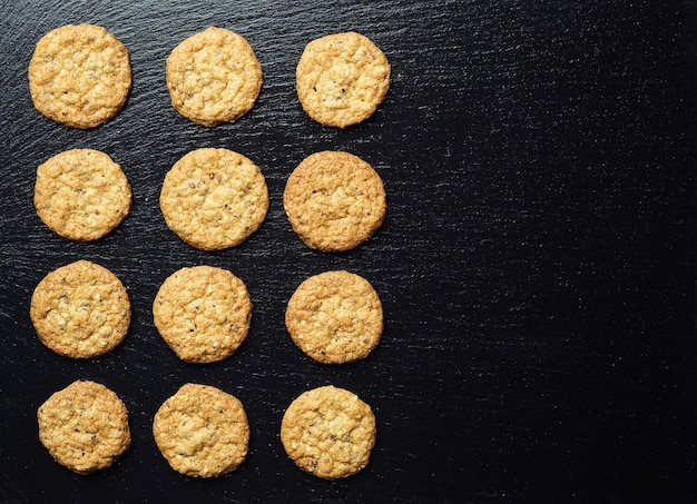 Biscuit zoete cookie achtergrond Binnenlandse gestapelde boter biscuit patroon concept close-up macroZelfgemaakte koekjes op houten tafel Granen koekjes met de sesampinda'szonnebloem en amarant