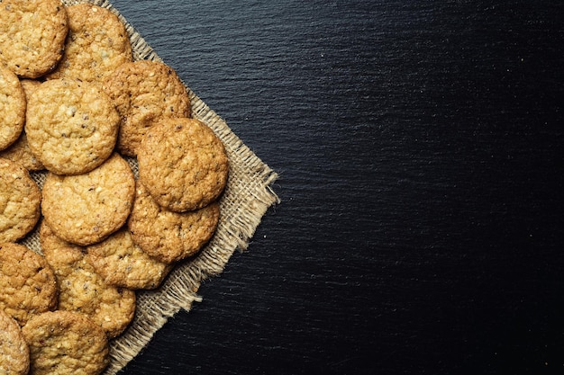 Biscuit zoete cookie achtergrond Binnenlandse gestapelde boter biscuit patroon concept close-up macroZelfgemaakte koekjes op houten tafel Granen koekjes met de sesampinda'szonnebloem en amarant
