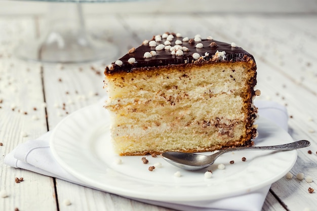 Biscuitcake met karamel en chocolade op een houten ondergrond