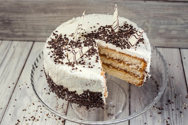 Biscuitcake met karamel en chocolade op een houten ondergrond