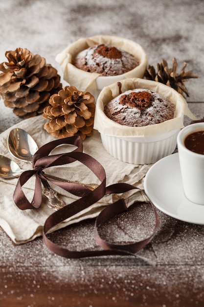 biscuitgebak en kerstkarakters voor het nieuwe jaar