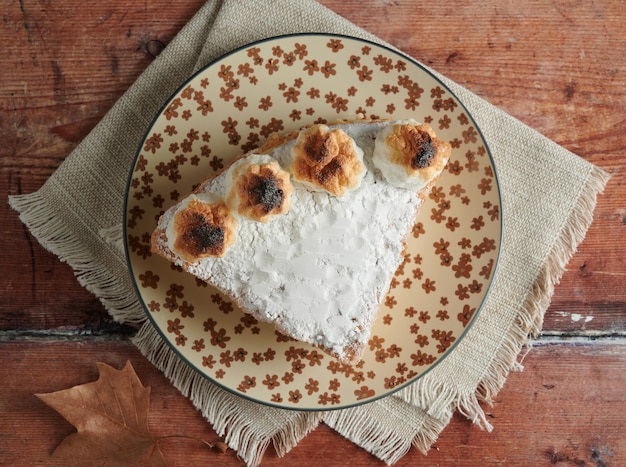 Biscuitgebak gevuld met room en meringue bovenop. Bovenaanzicht.