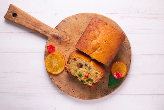 Biscuitgebak met gekleurd gekonfijt fruit.