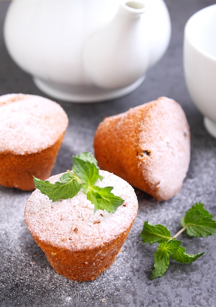 Biscuitgebak met rozijnen versierd met poedersuiker en muntblaadjes