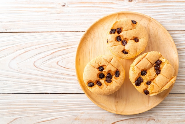 Biscuitgebak met rozijnen