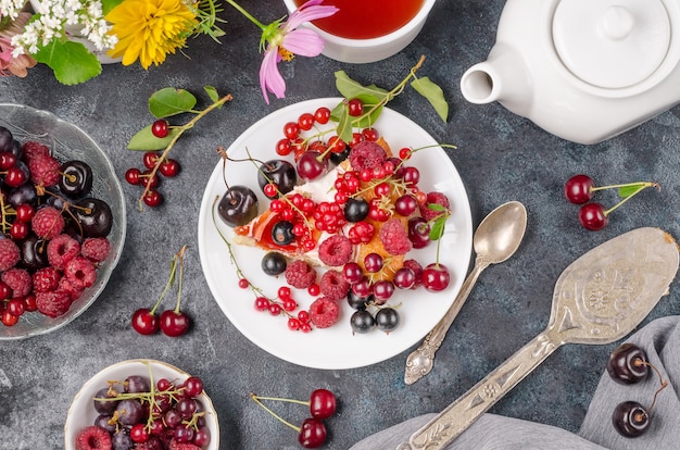 Biscuitgebak met zomerbessen, plat gelegd