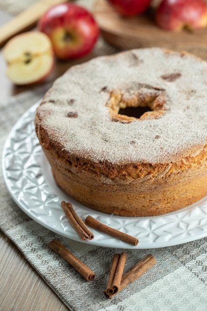 Biscuitgebak of chiffon cake met appels zo zacht en heerlijk gesneden met ingrediënten kaneel eieren meel appels op houten tafel thuis bakkerij concept voor achtergrond en behang