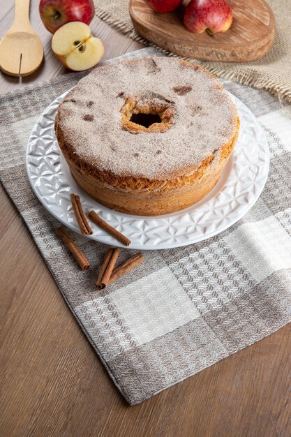 Biscuitgebak of chiffon cake met appels zo zacht en heerlijk gesneden met ingrediënten kaneel eieren meel appels op houten tafel Thuis bakkerij concept voor achtergrond en behang