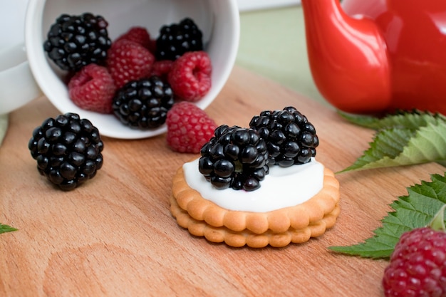 Biscuits with berries and creamy cream.