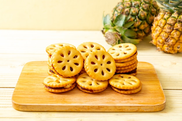 Biscotti con marmellata di ananas