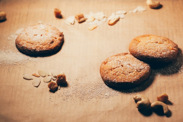 Biscotti con spezie e noci sul tavolo