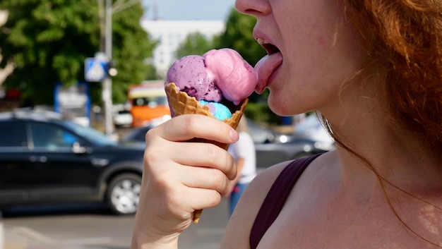 Foto il bisessuale mangia il gelato con il simbolo della bisessualità e celebra il 23 settembre.