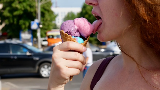 Foto bisexuele eet ijs met biseksualiteitssymbool en viert 23 september