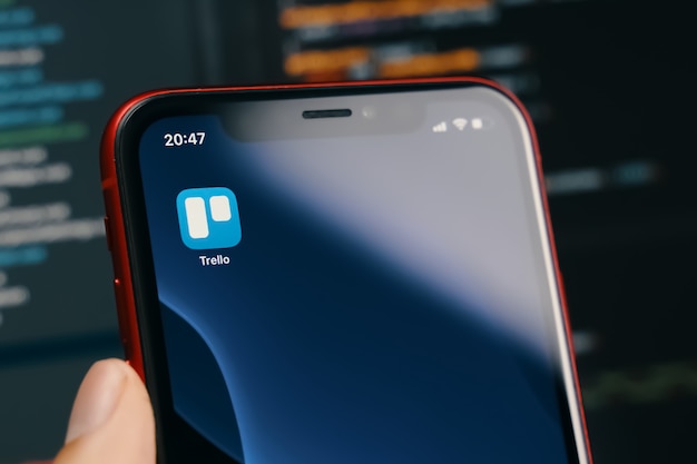 Bishkek, Kirgizië - Marth 14 2020: Trello-app. Close-up op het smartphonescherm.