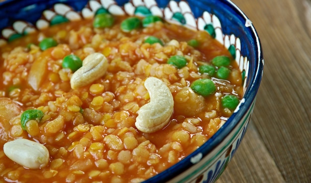 Bisi bele bath - piatto a base di riso originario dello stato del karnataka, in india. riso caldo alle lenticchie