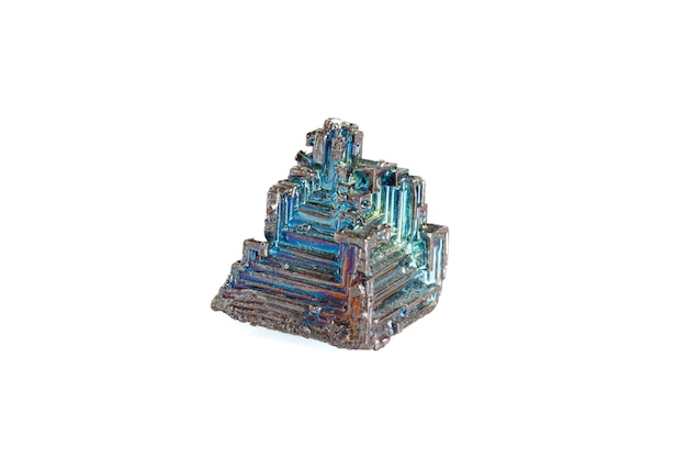 bismuth minerale steen macro op witte achtergrond close-up