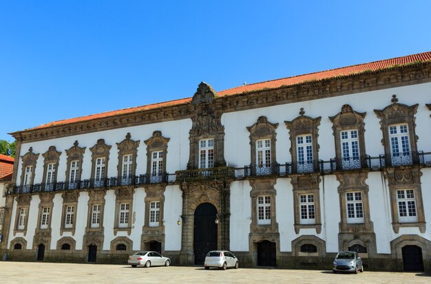 Bisschoppelijk paleis (voormalige residentie van bisschoppen van Porto), Portugal. Gebouwd in de 12e of 13e eeuw, herbouwd in de 18e eeuw door architect Nicolau Nasoni.