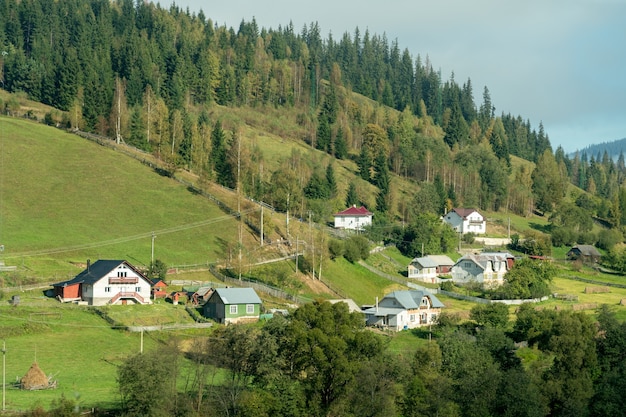 Bistrita, Transsylvanië/Roemenië - 18 September: Een klein gehucht in de buurt van Bistrita Transsylvanië Roemenië op 18 September 2018