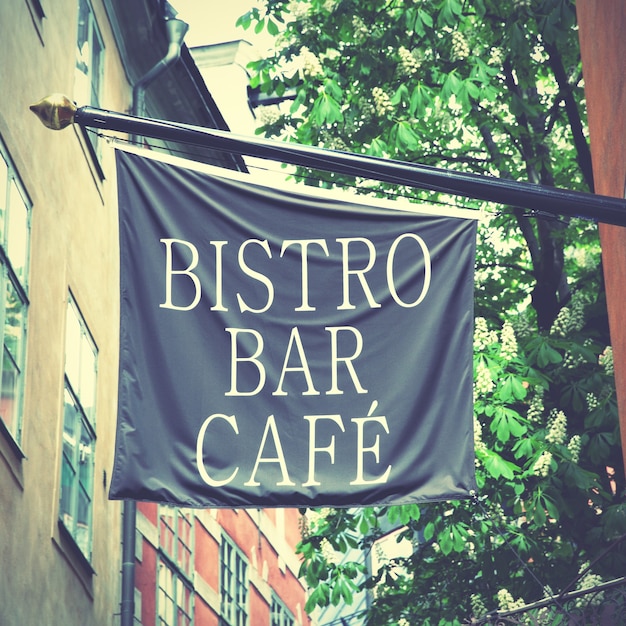 Bistro bar café teken op vlag in de straat. Gefilterde afbeelding in retrostijl