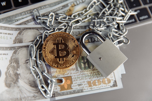 Concetto di sequestro dell'account bitcoin bitcoin con catena e lucchetto