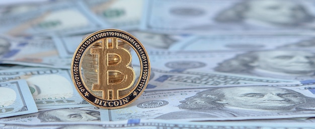 Bitcoin contro il dollaro. scambia bitcoin con dollari. caduta di bitcoin.