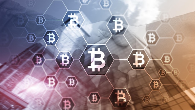 Концепция Bitcoin Blockchain на фоне серверной комнаты