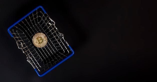 Foto moneta d'oro bitcoin o btc con segno di criptovaluta.