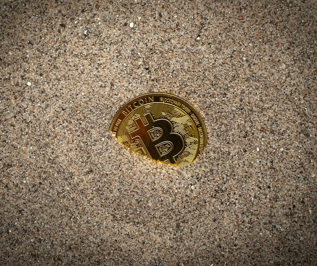 写真 砂に埋もれたビットコイン