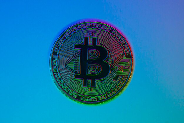 Биткойн-монета на синем фоне цепи Криптовалюта виртуальные деньги Технология Blockchain Концепция майнинга биткойнов