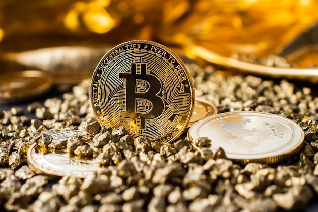 Фото Монета биткойн крупным планом на золотом фоне, криптовалюта в гальках золота