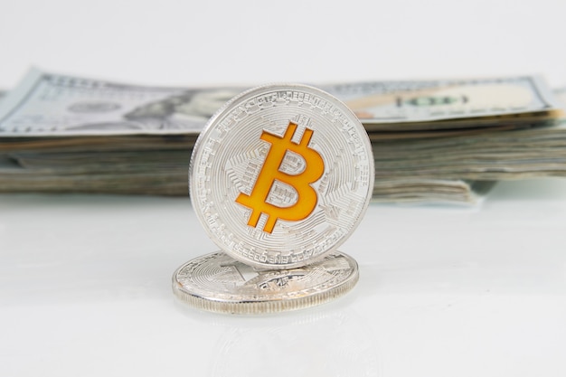 Moneta bitcoin e dollari usa di carta