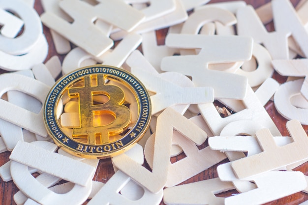 Foto moneta bitcoin posizionata su lettere di legno