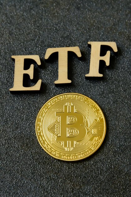 石の背景にETFテキストが付いたビットコインコイン、デジタルマネーファンドに入るコンセプト。 ETFとビットコインの暗号通貨の概念