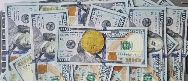 ラップトップと米ドルの Bitcoin コイン