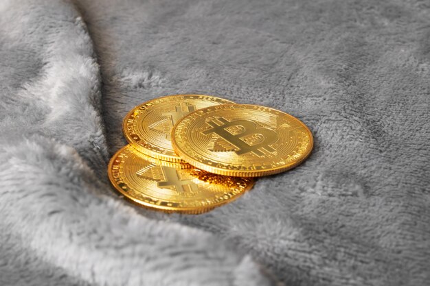 회색 배경 근접 촬영에 Bitcoin 동전