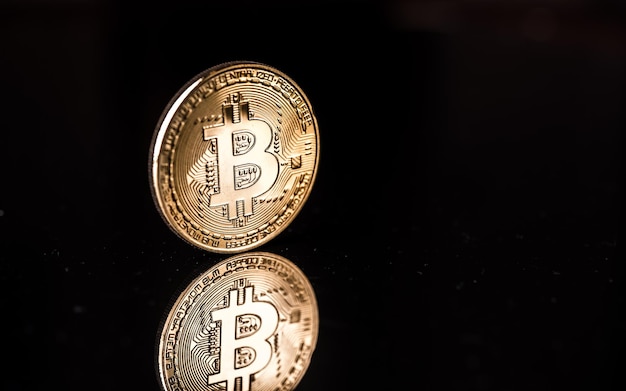 블랙에 고립 된 Bitcoin 동전의 Bitcoin Crypto 통화 Gold Bitcoin BTC Bit Coin 매크로 샷