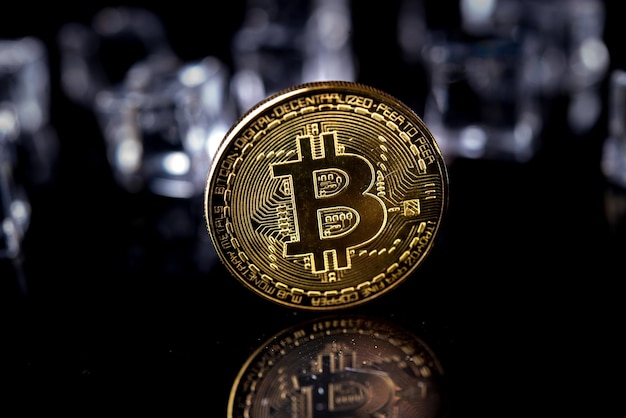 블랙에 고립 된 Bitcoin 동전의 Bitcoin Crypto 통화 Gold Bitcoin BTC Bit Coin 매크로 샷
