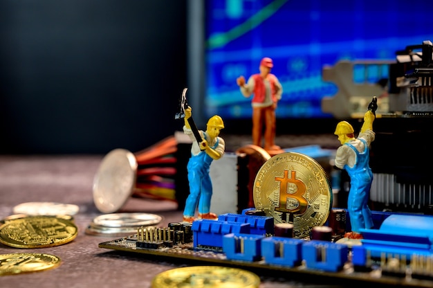 Bitcoin di crypto valuta con oro, denaro e giocattolo in miniatura. nuovo virtuale di tecnologia e business per la blockchain