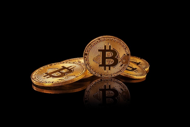 Bitcoin Crypto valuta Gold Bitcoin BTC Bit Coin Bitcoin mining concept Verschillende bitcoin gouden munten geïsoleerd op zwarte achtergrond met reflectie