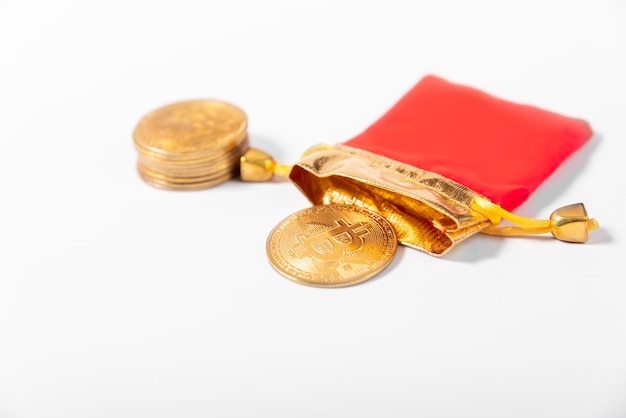 Bitcoin crypto-valuta gouden bitmunt in rood zakgeschenk van blockchain-bedrijf voor investeerders voor valutawissel in blockchain-markt voor financiële economische technologie