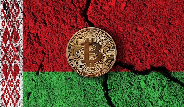 Bitcoin crypto-valutamunt met gebarsten crypto-beperkingen van de vlag van Wit-Rusland