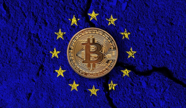 Bitcoin crypto-valutamunt met gebarsten eu-vlag crypto-beperkingen